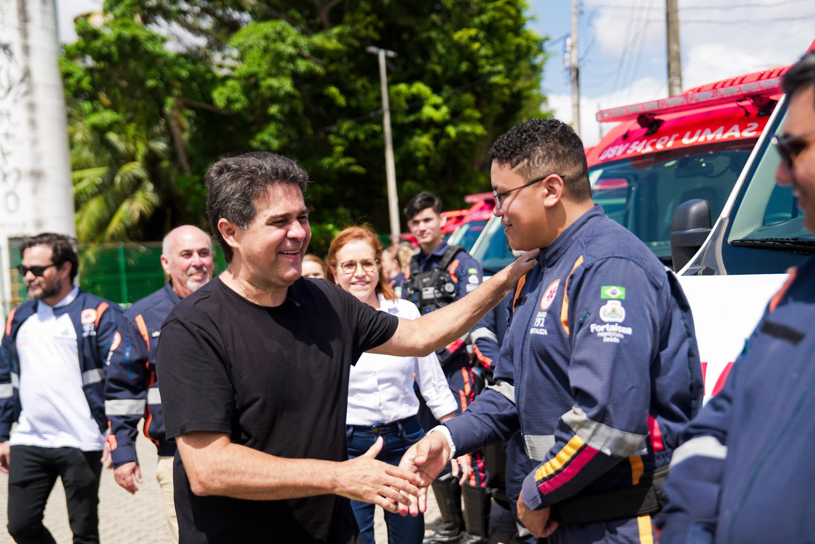 Prefeito Evandro cumprimenta um motorista do Samu